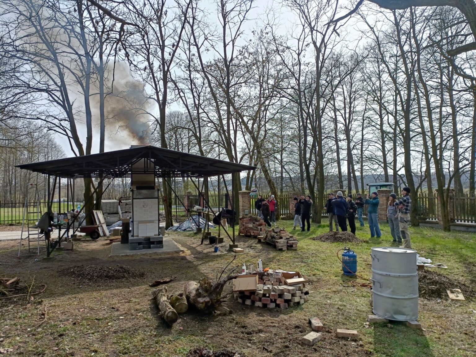 plener: widok pieca pod daszkiem, osoby wokół