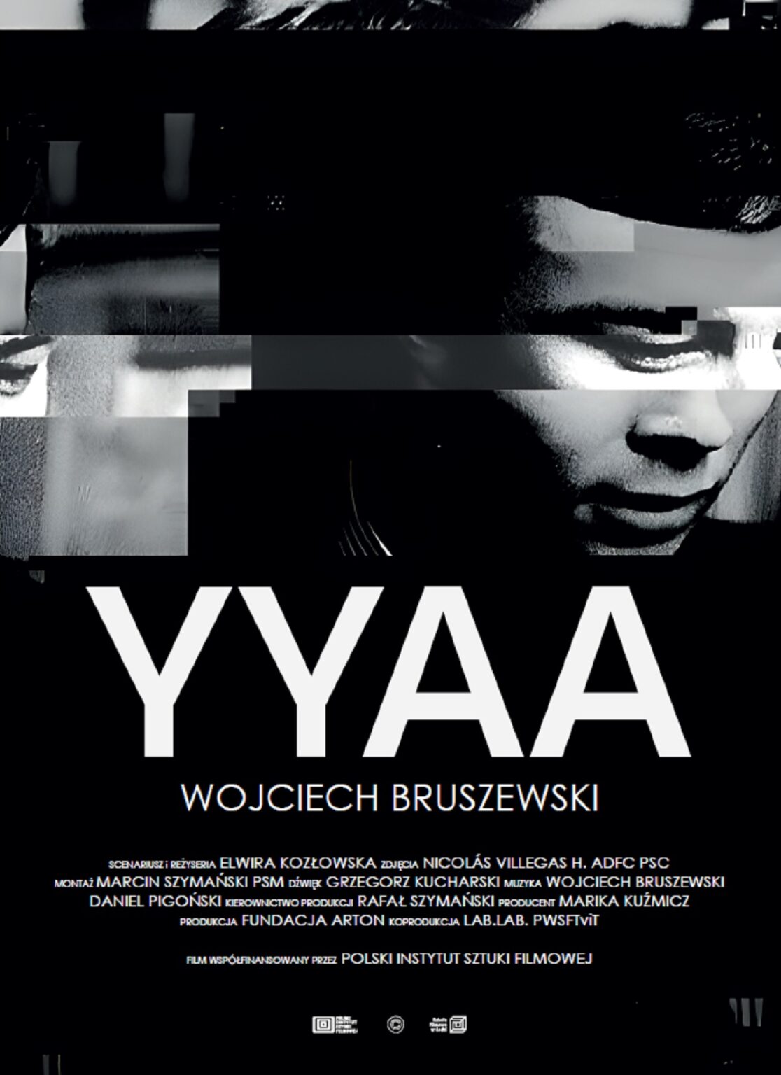 Fragment czarno-białego zdjęcia na czarnym tle z tytułem filmu