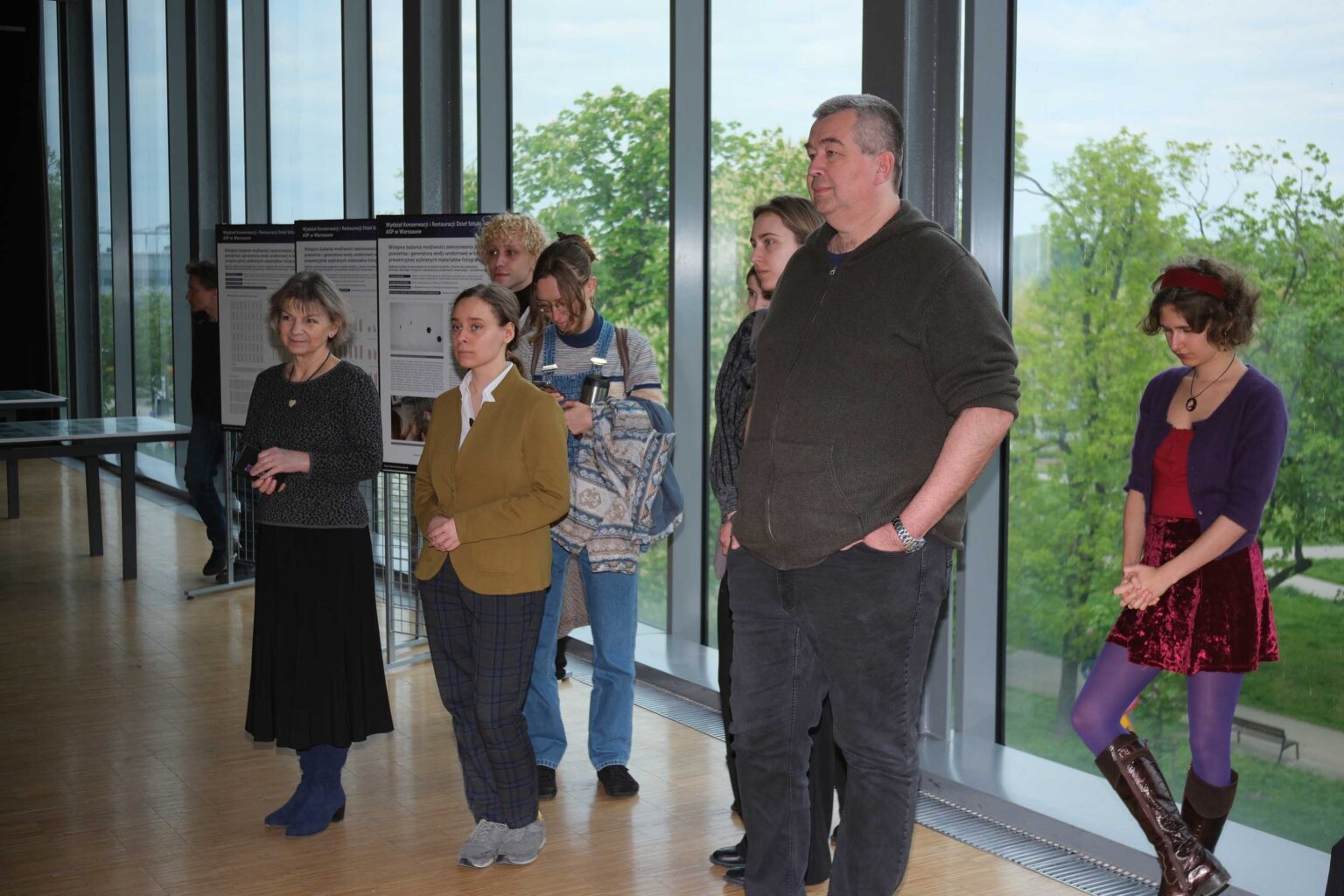 grupa osób w przestrzeni wystawy