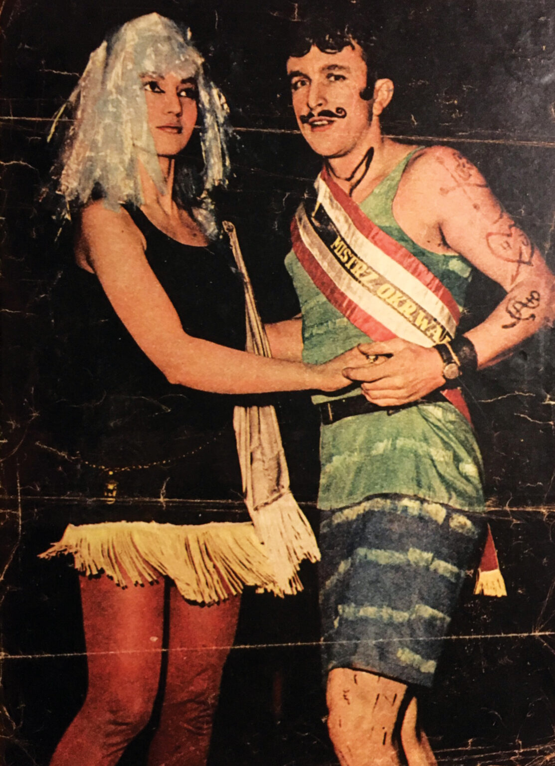 Kolorowe zdjęcie przebranej dziewczyny (w peruce) i mężczyzny