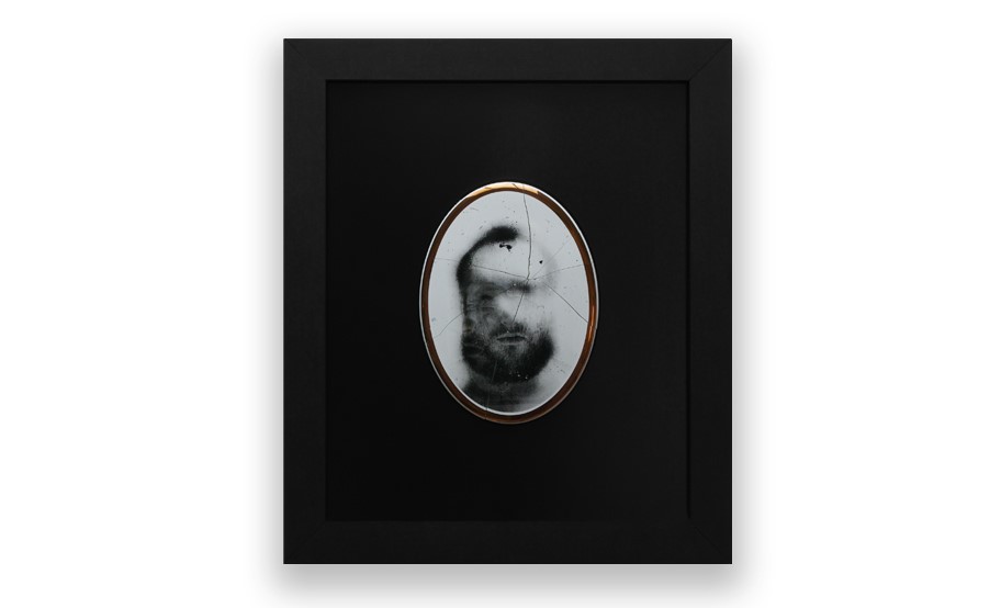 owalne, czarno-białe zdjęcie na czarnym tle