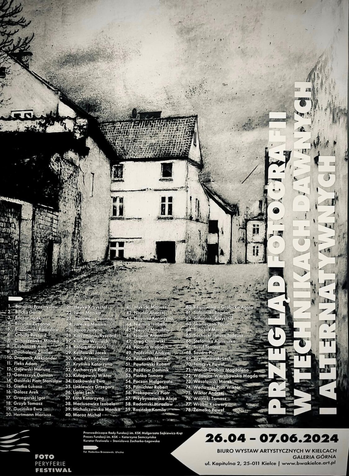 Plakat z nazwą wydarzenia i listą nazwisk uczestników. W tle czarno-białe zdjęcie miasteczka