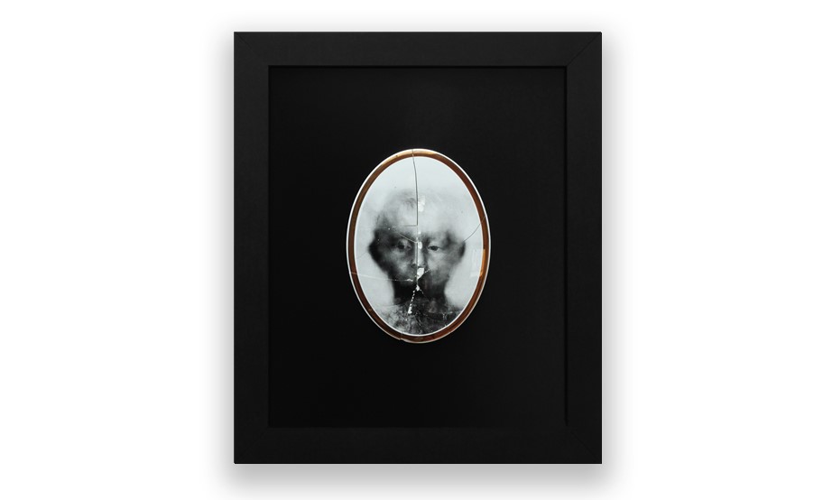 owalne, czarno-białe zdjęcie na czarnym tle