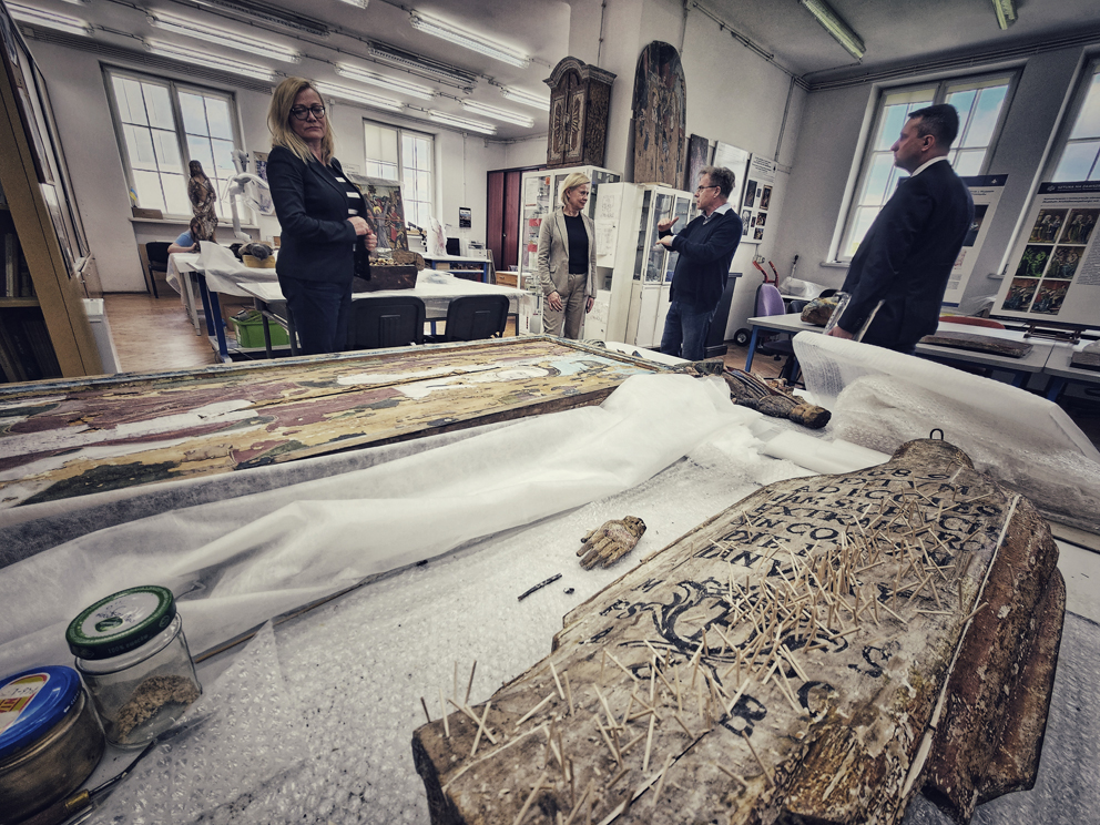 Widok pracowni. Osoby w tle