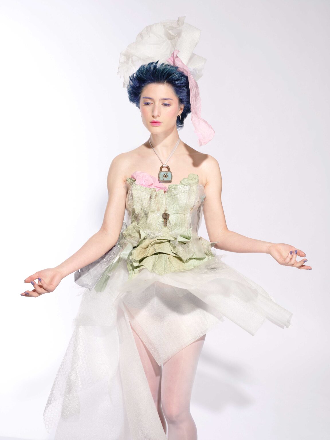 Portret osoby w kreacji kostiumowej, nawiązującej charakterem do stylizacji osiemnastowiecznych