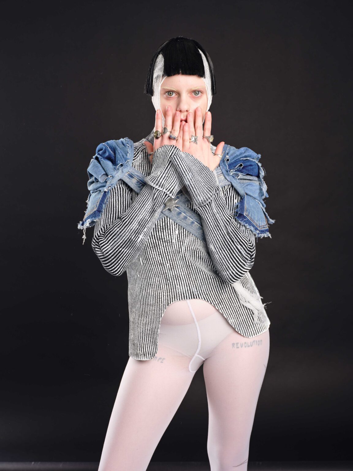 Portret osoby w kreacji kostiumowej, nawiązującej charakterem do stylizacji osiemnastowiecznych