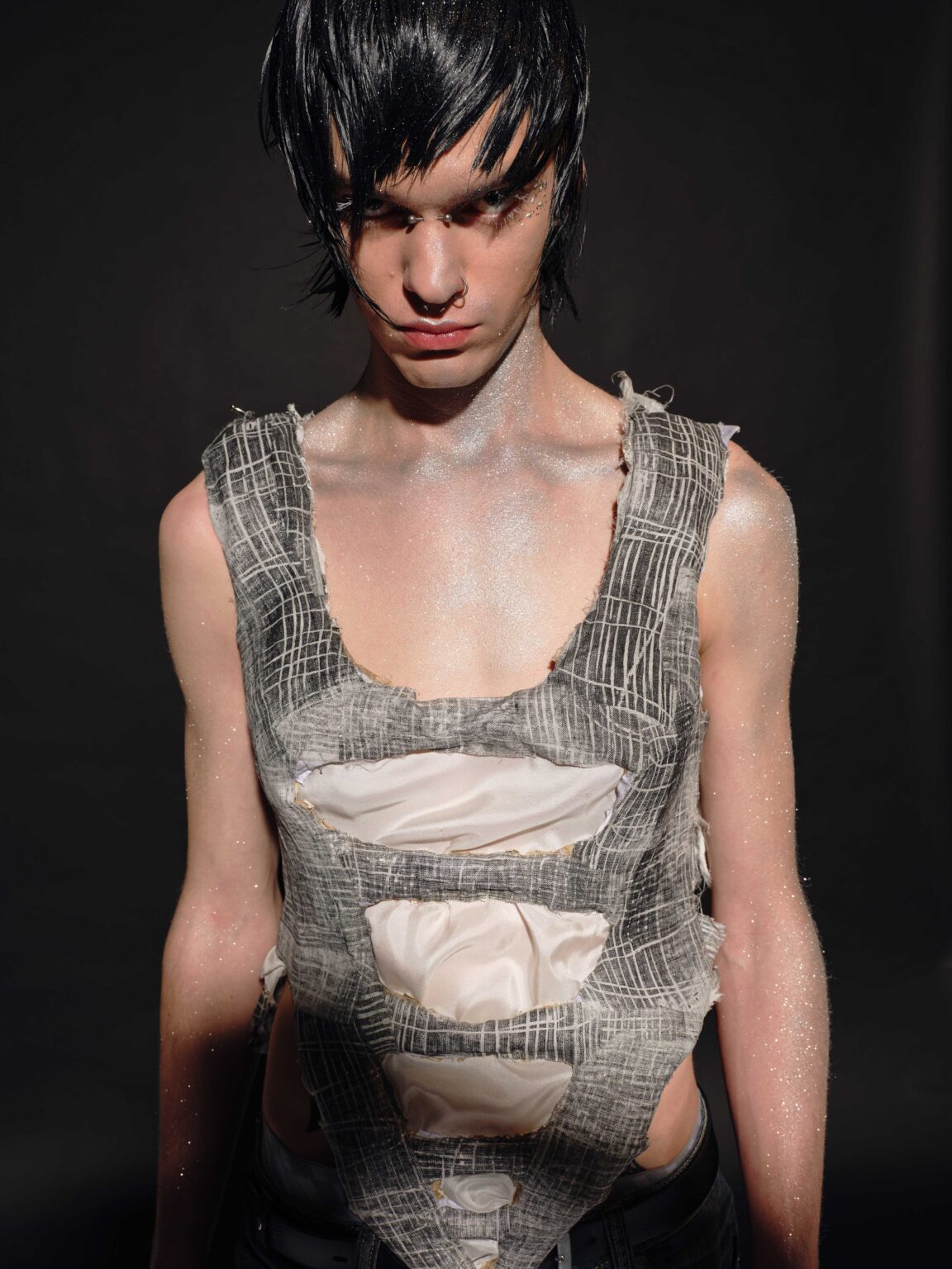 Portret osoby w kreacji kostiumowej, nawiązującej charakterem do stylizacji osiemnastowiecznych