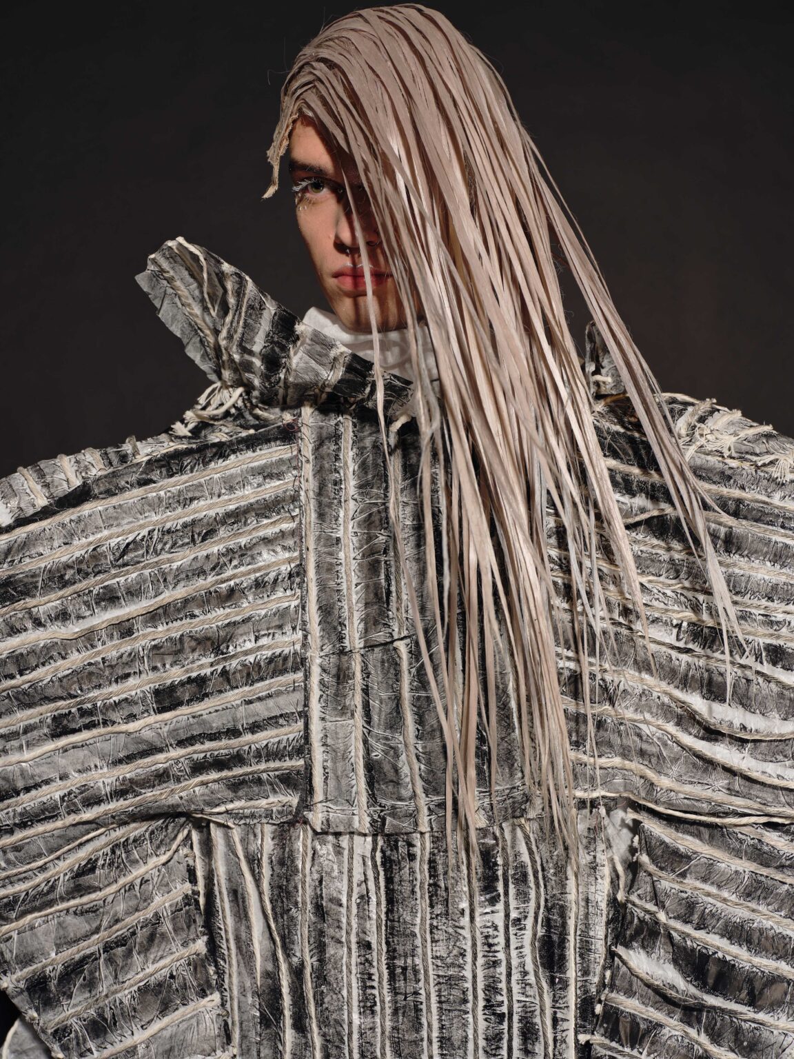 Portret osoby w kreacji kostiumowej, nawiązującej charakterem do stylizacji osiemnastowiecznych