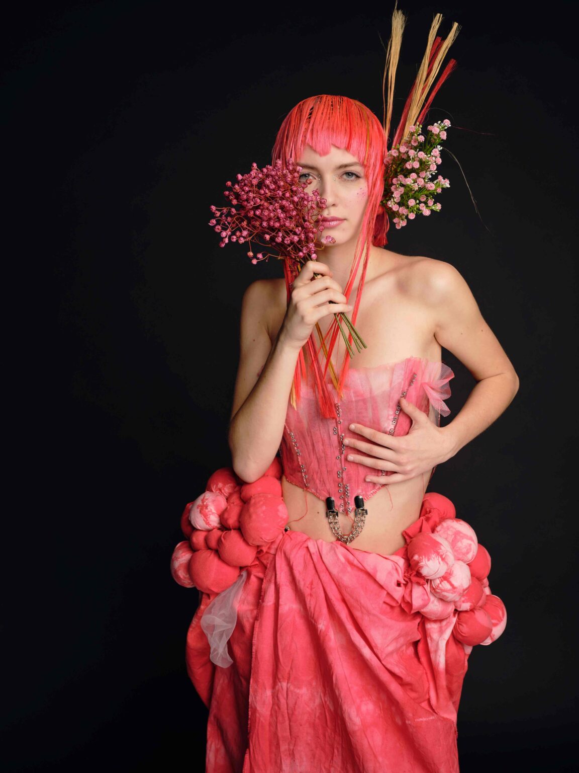 Portret osoby w kreacji kostiumowej, nawiązującej charakterem do stylizacji osiemnastowiecznych