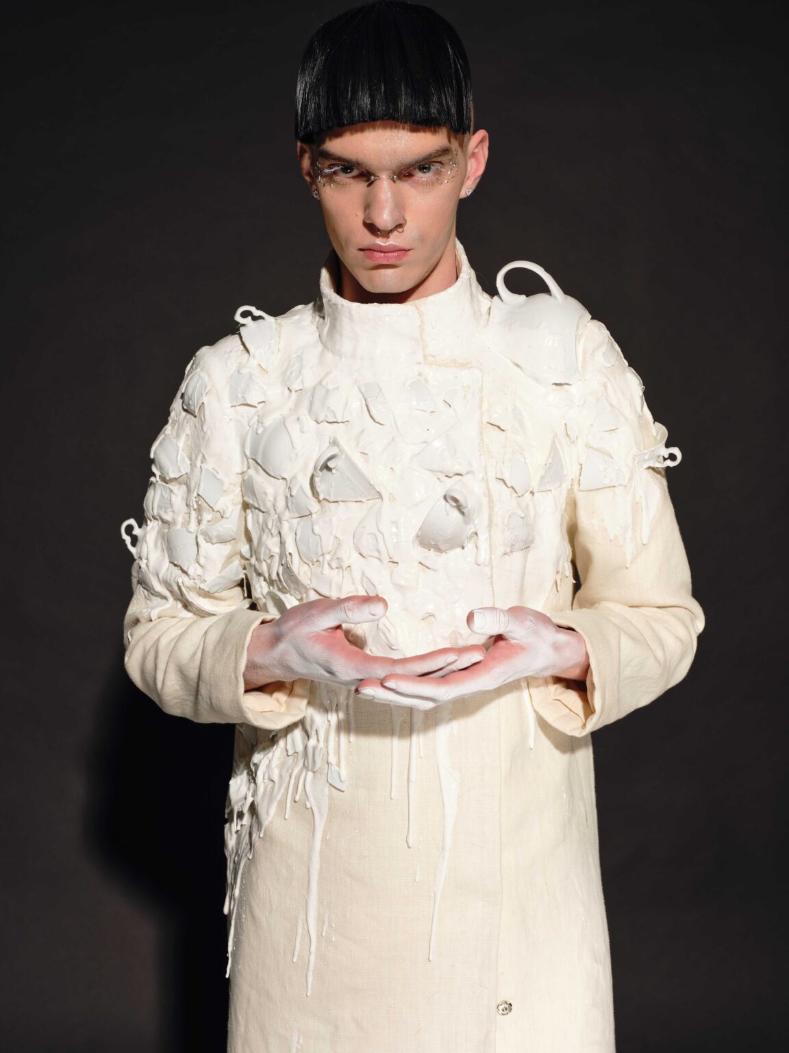 Portret osoby w kreacji kostiumowej, nawiązującej charakterem do stylizacji osiemnastowiecznych