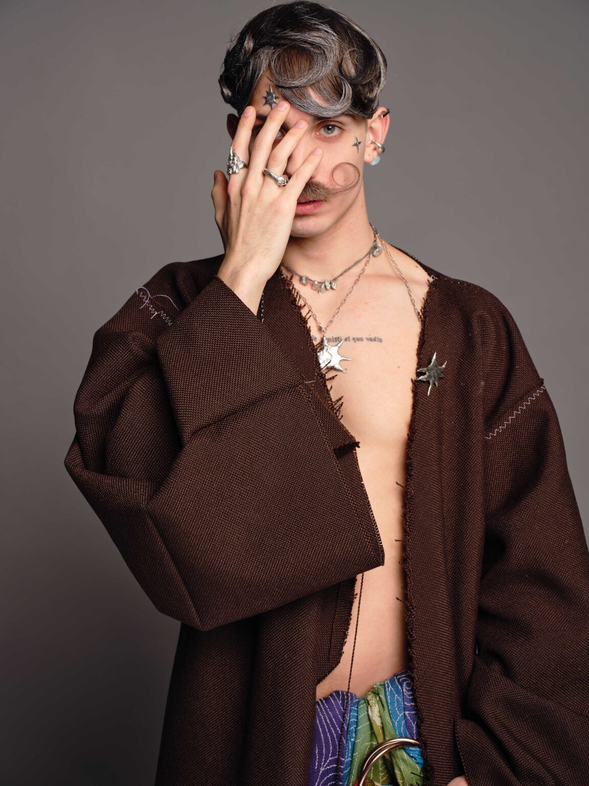 Portret osoby w kreacji kostiumowej, nawiązującej charakterem do stylizacji osiemnastowiecznych