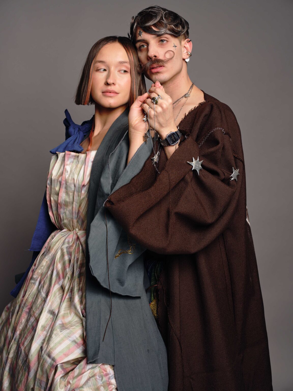 Portret osoby w kreacji kostiumowej, nawiązującej charakterem do stylizacji osiemnastowiecznych