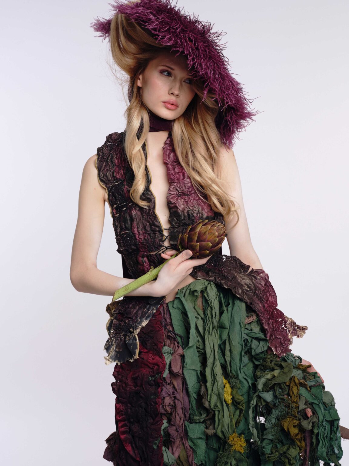 Portret osoby w kreacji kostiumowej, nawiązującej charakterem do stylizacji osiemnastowiecznych