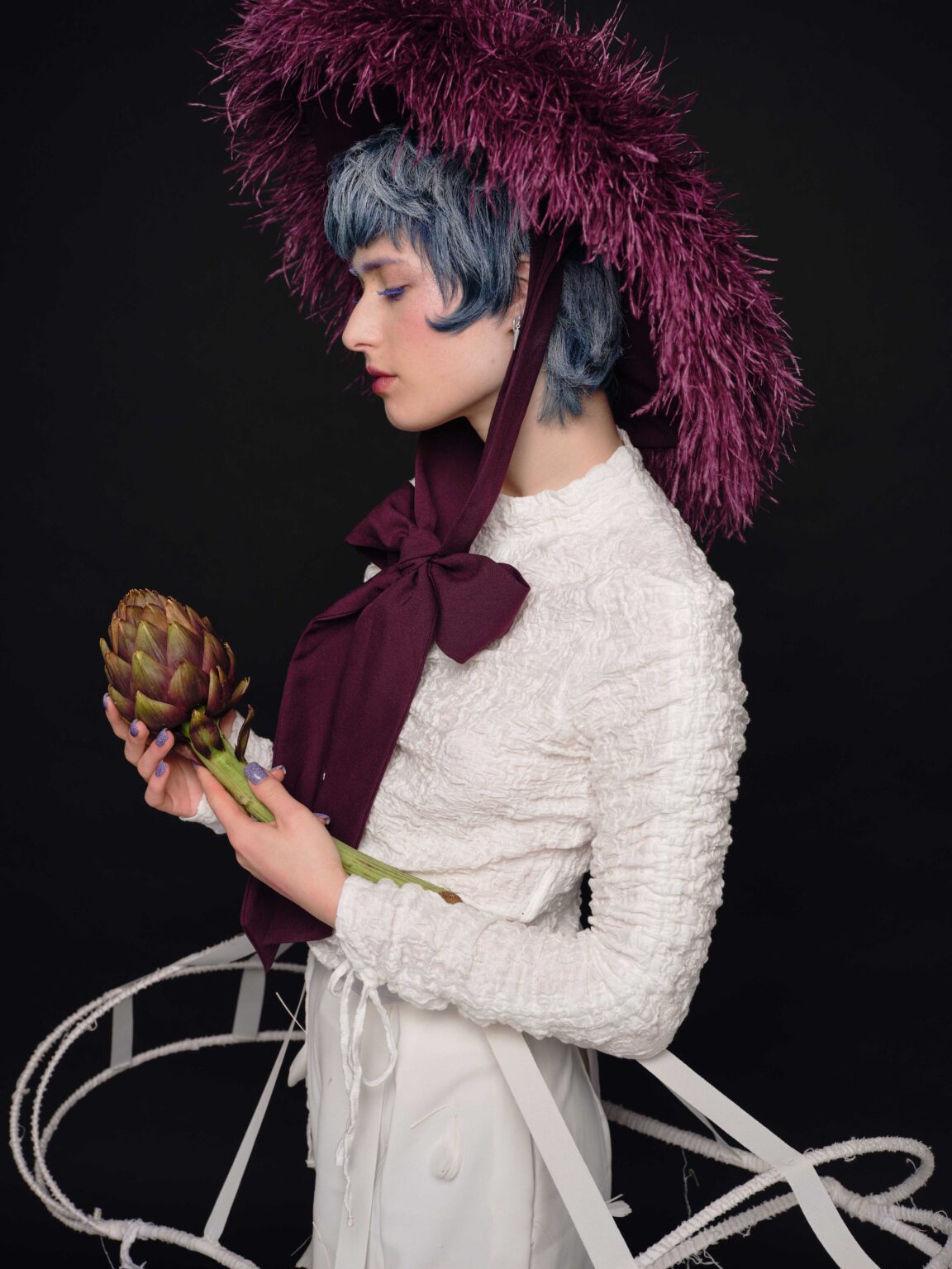 Portret osoby w kreacji kostiumowej, nawiązującej charakterem do stylizacji osiemnastowiecznych