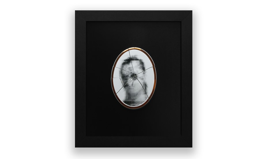 owalne, czarno-białe zdjęcie na czarnym tle