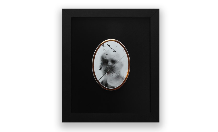 owalne, czarno-białe zdjęcie na czarnym tle