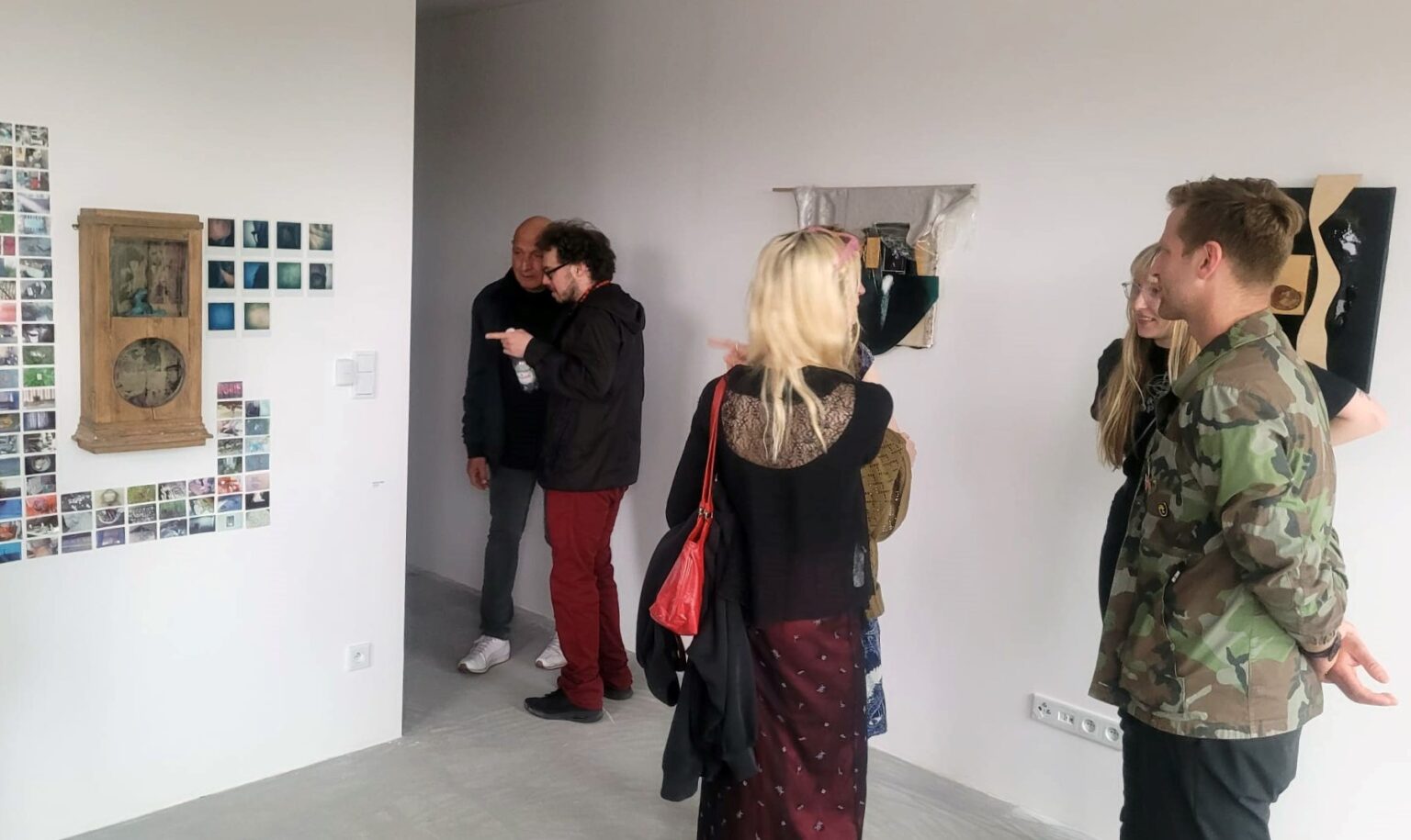 Grupa osób w przestrzeni galerii