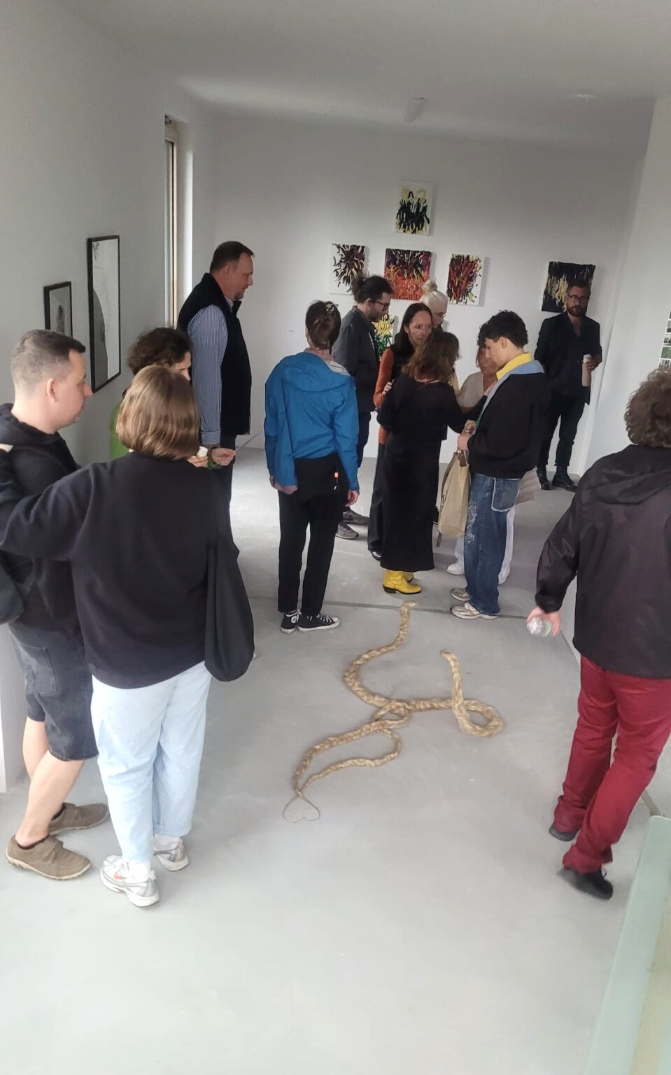 Grupa osób w przestrzeni galerii