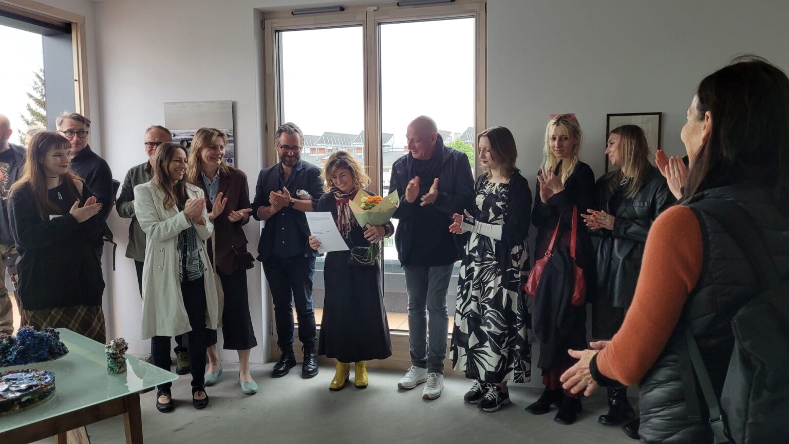 Grupa osób w galerii