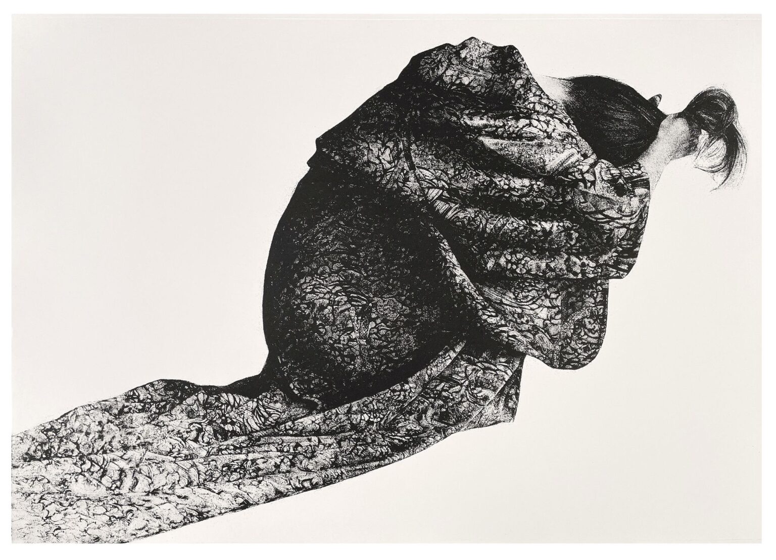 Grafika przedstawia skuloną osobę, chowającą głowę w ramionach. Grafika wykonana w technice odprysku korundowego.