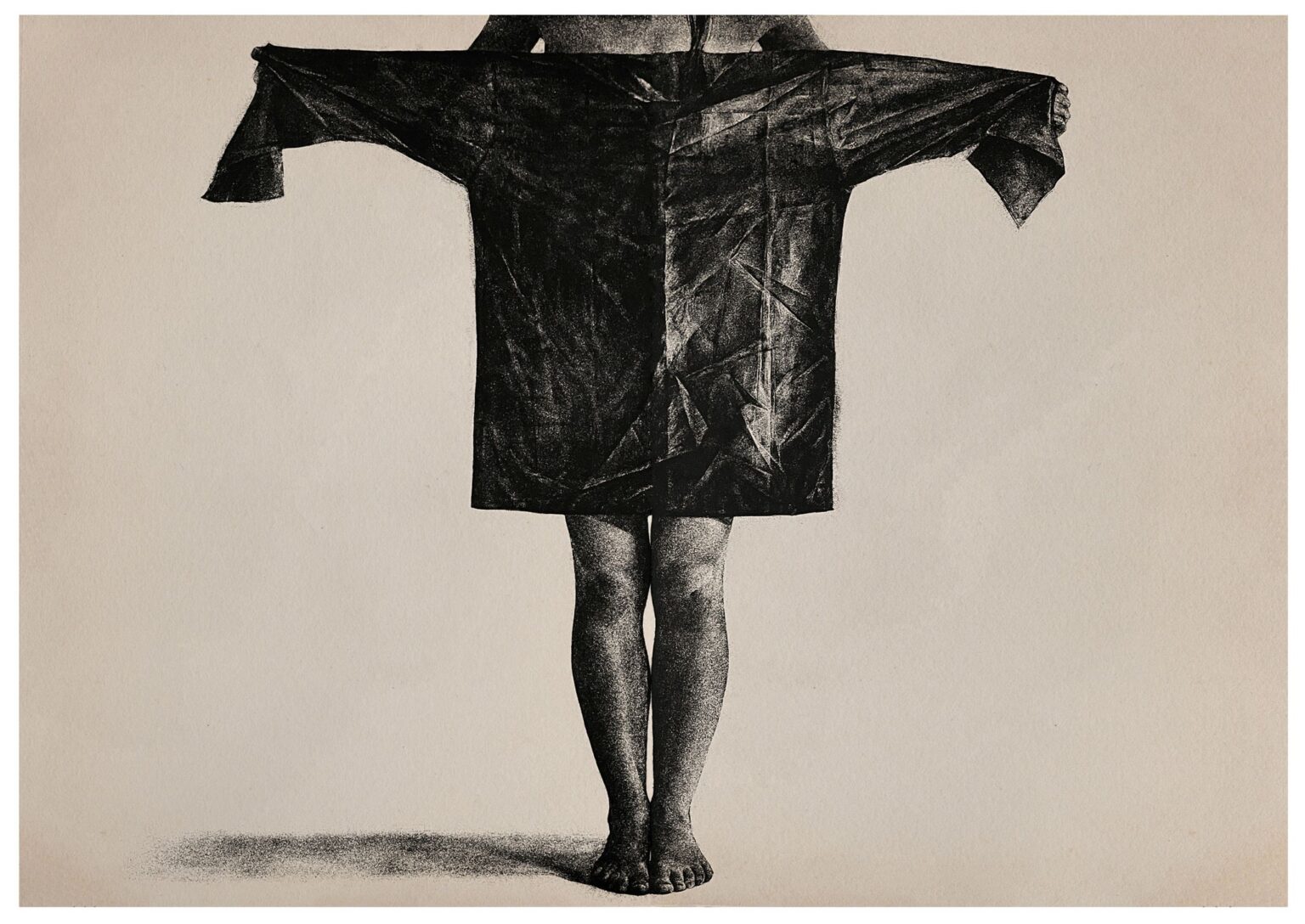 Grafika z motywem stojącej osoby trzymającej na wysokości tułowia rozłożoną koszulę. Grafika wykonana w technice odprysku korundowego.