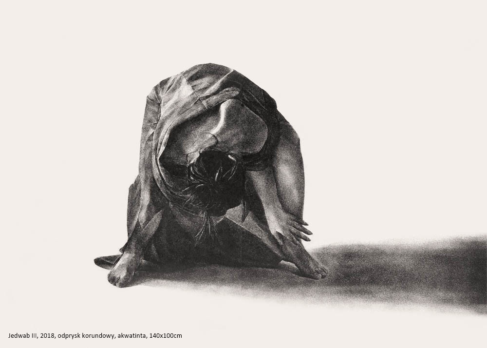 Schylona kobieta (przodem) w rozwianych szatach.Grafika wykonana w technice odprysku korundowego.