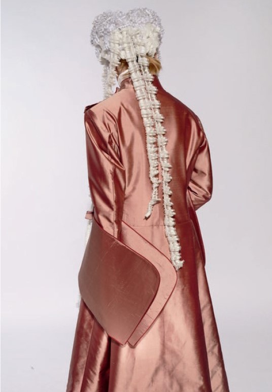 Portret osoby w kreacji kostiumowej, nawiązującej charakterem do stylizacji osiemnastowiecznych