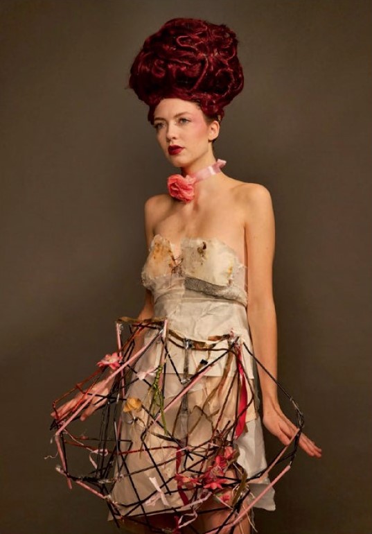 Portret osoby w kreacji kostiumowej, nawiązującej charakterem do stylizacji osiemnastowiecznych