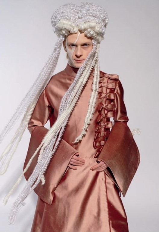 Portret osoby w kreacji kostiumowej, nawiązującej charakterem do stylizacji osiemnastowiecznych