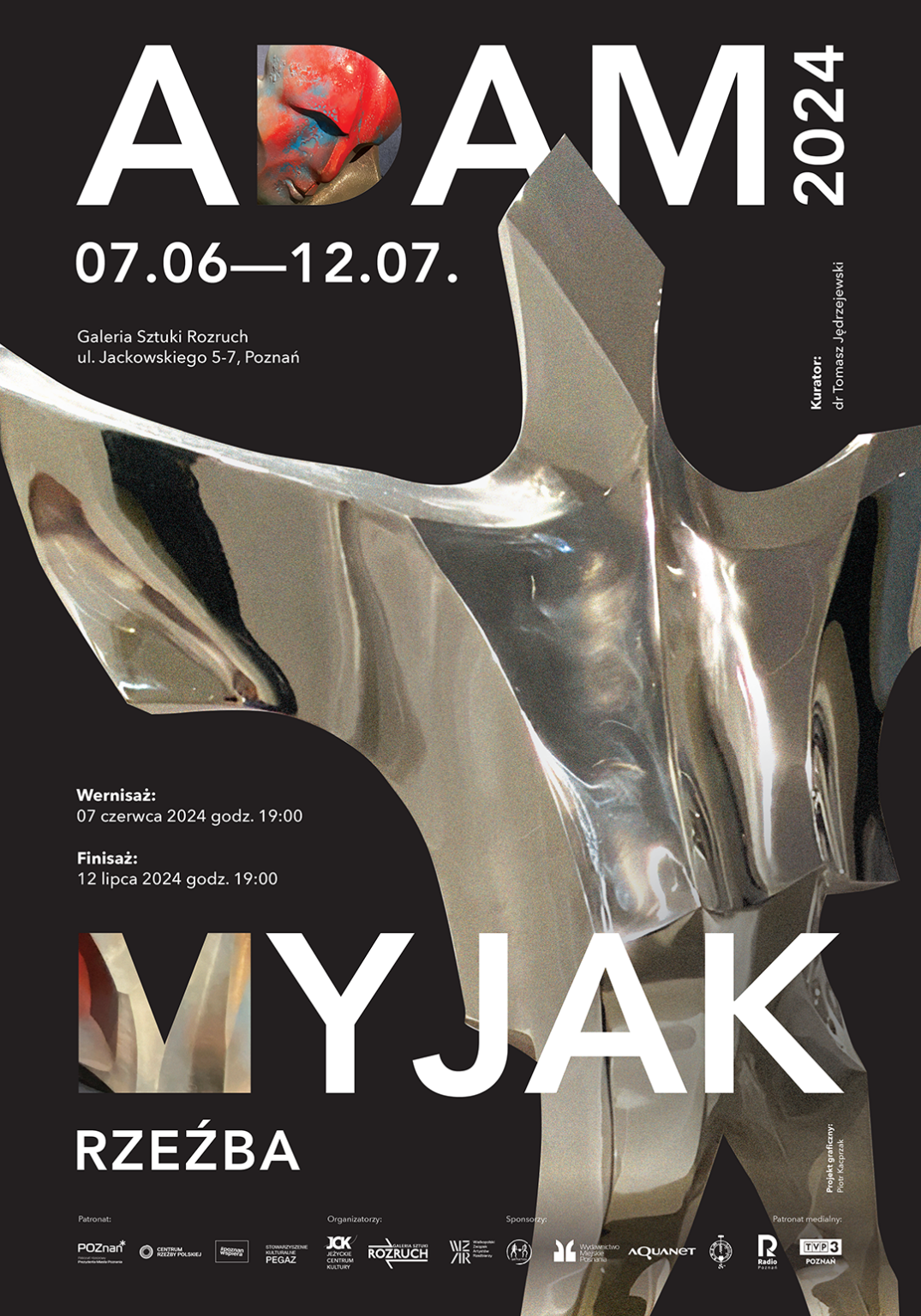 Typografia: "Adam Myjak" i fragment rzeźby na czarnym tle