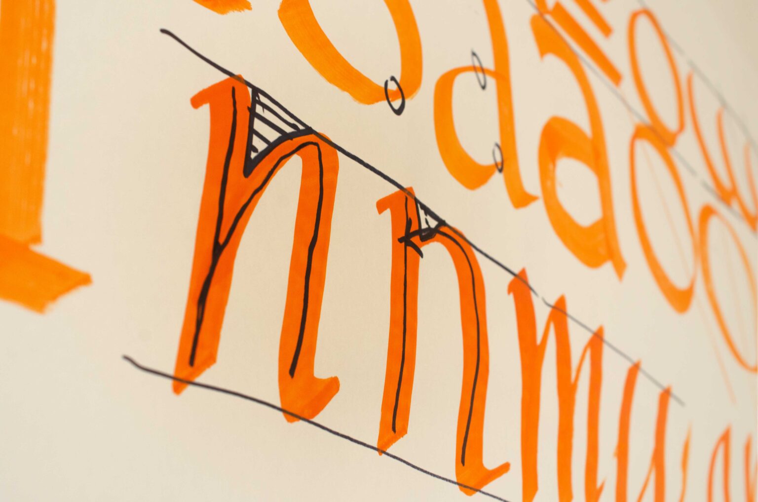 zbliżenie na kaligrafowane litery