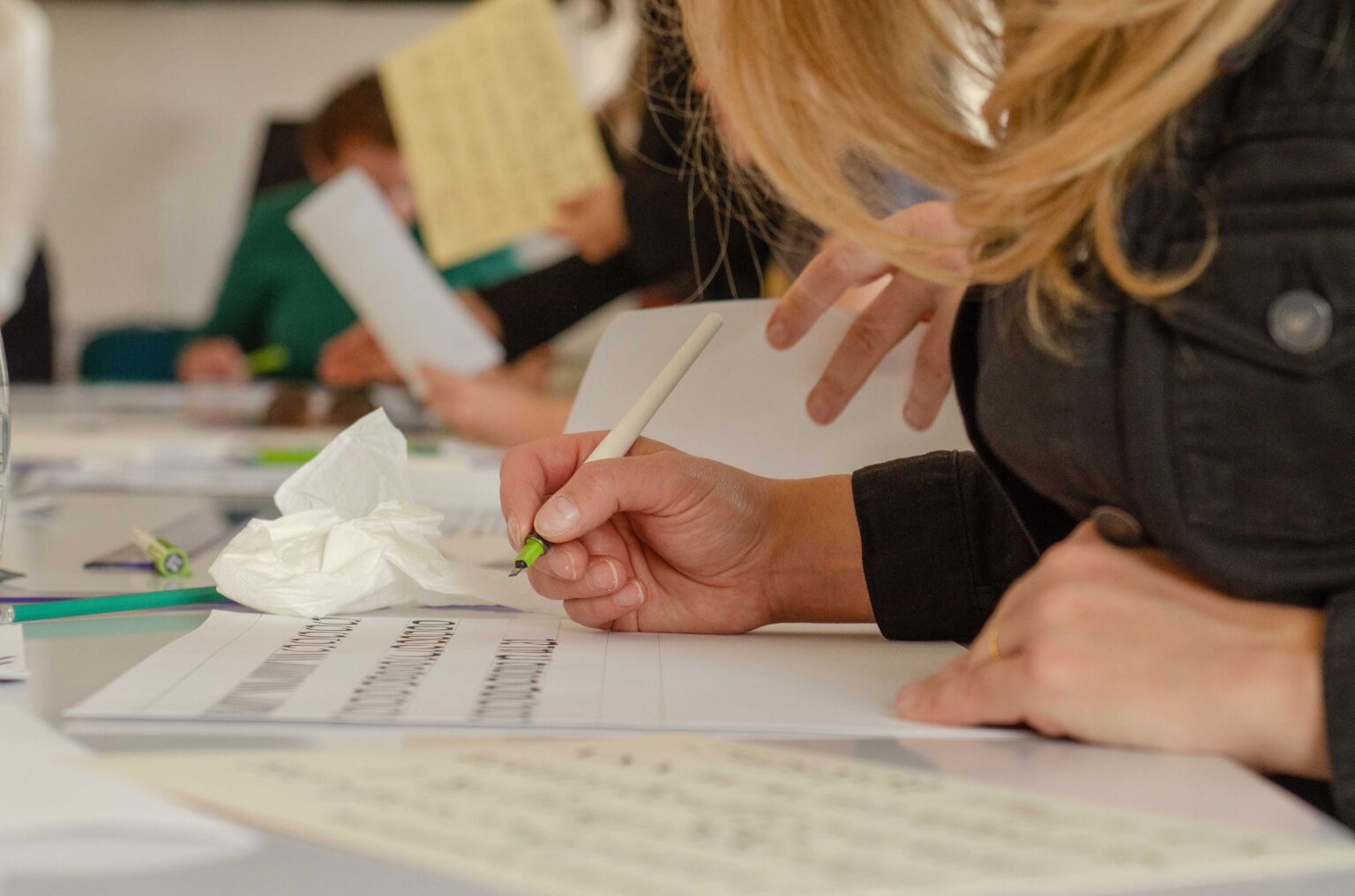 zbliżnie na dłonie kaligrafujące