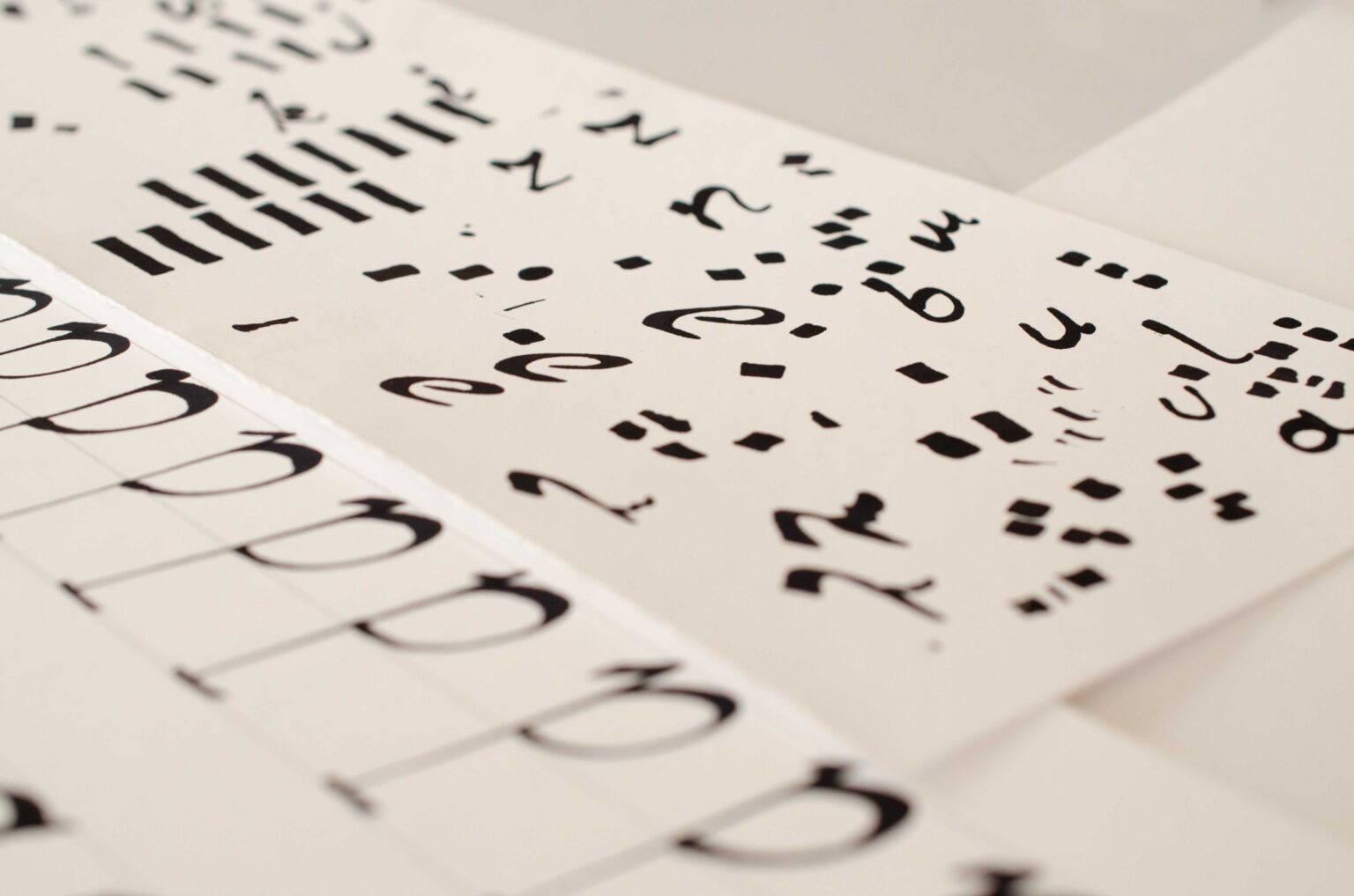 zbliżenie na wykaligrafowane litery