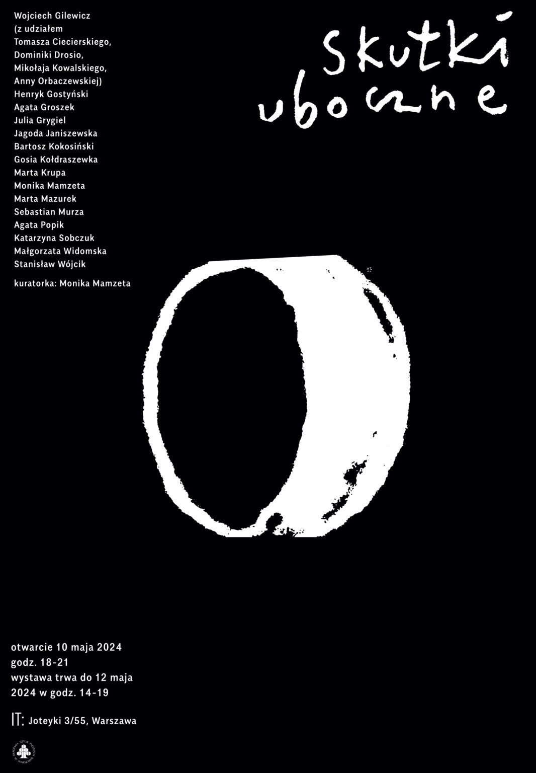 Biały kolisy obiekt na środku. W górnym , prawym roku białym fontem napis "skutki uboczne". W lewym górnym rogu kolumna tekstu z nazwiskami artystów i artystek. Czarne tło.