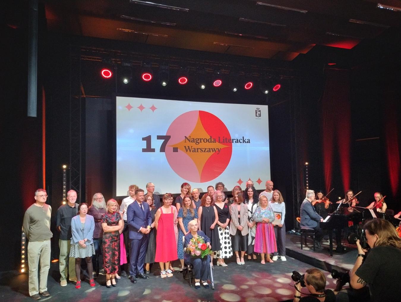 Grupa osób na scenie