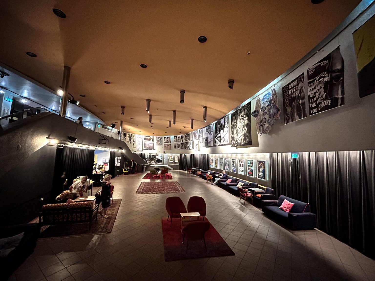 Widok wystawy w holu kinowym