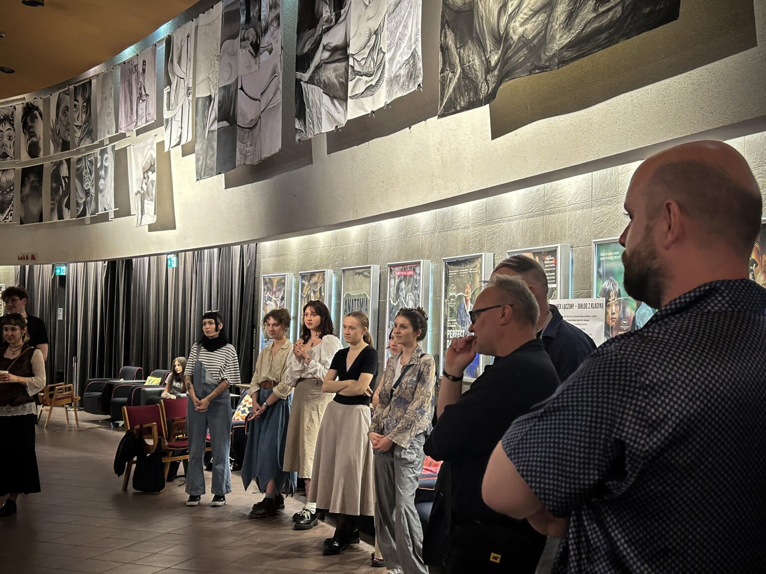 Grupa osób, wystawa w tle