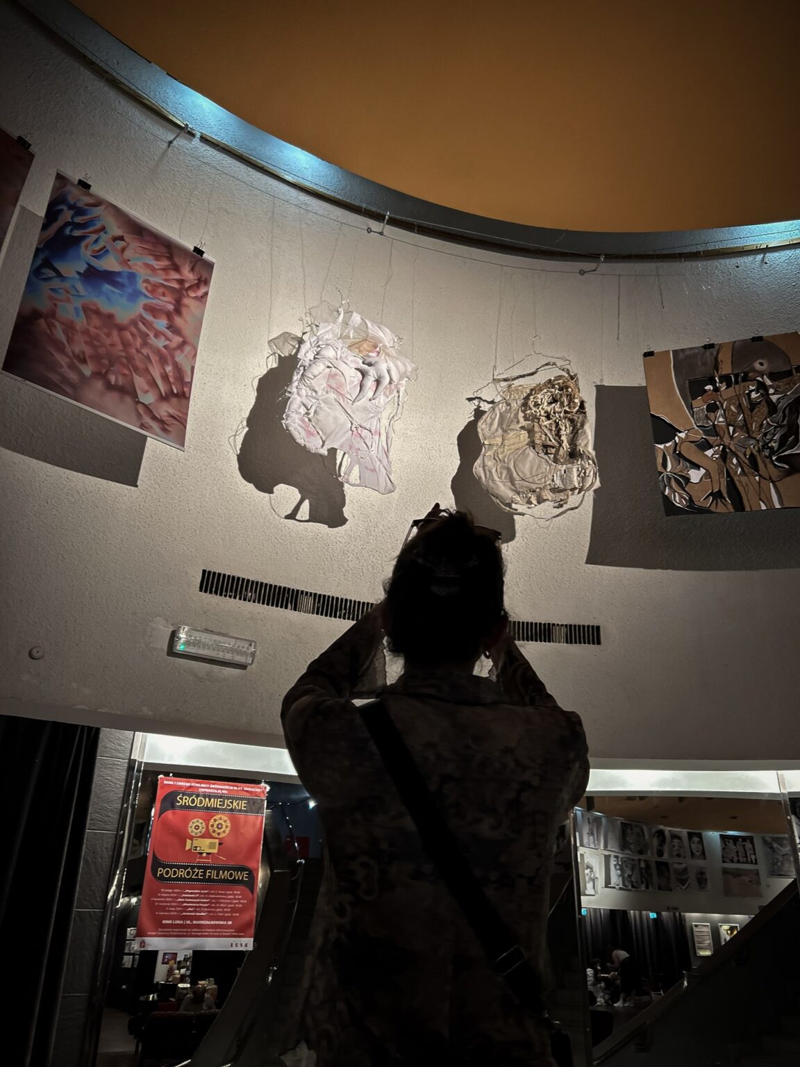 Osoba robi zdjęcia pracom na ścianie