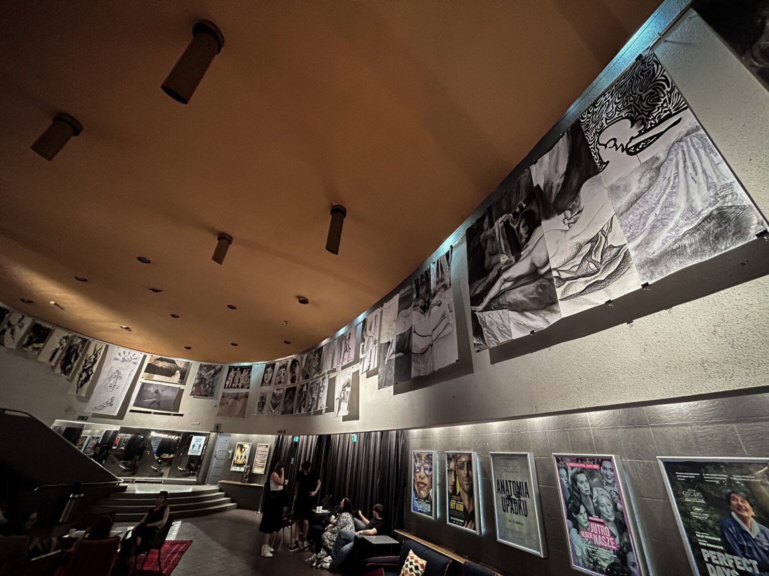 Widok wystawy w holu kinowym