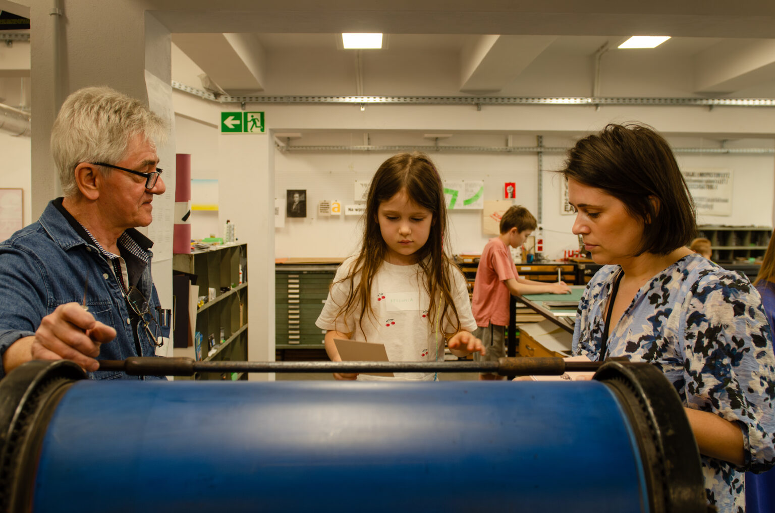 Dwie osoby doreosłe i dziecko w pracowni