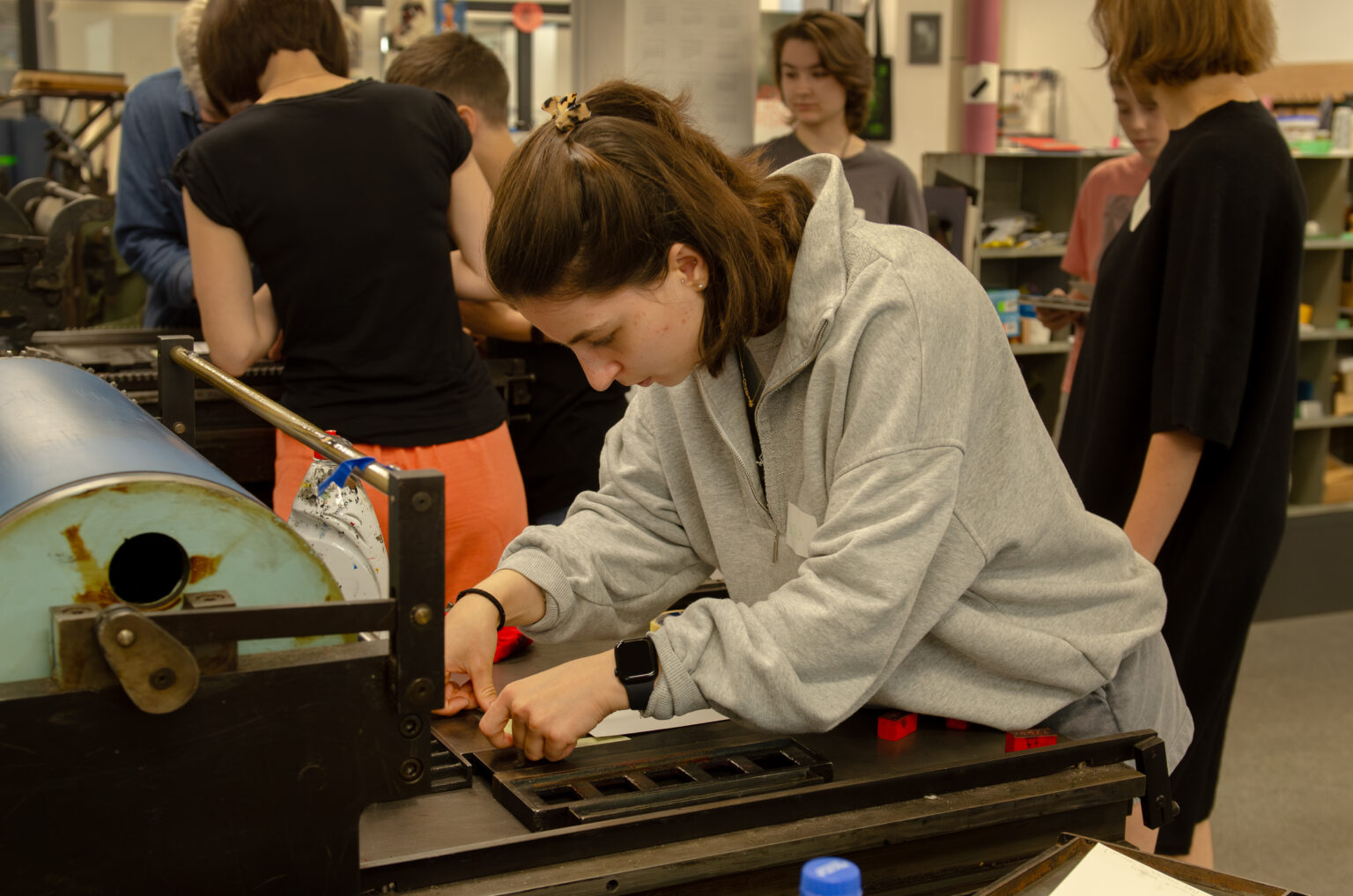 Osoba w pracowni, wykonuje prace manualne