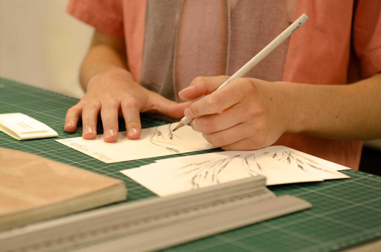 Zbliżenie na ręce. Osoba rysuje ołówniem