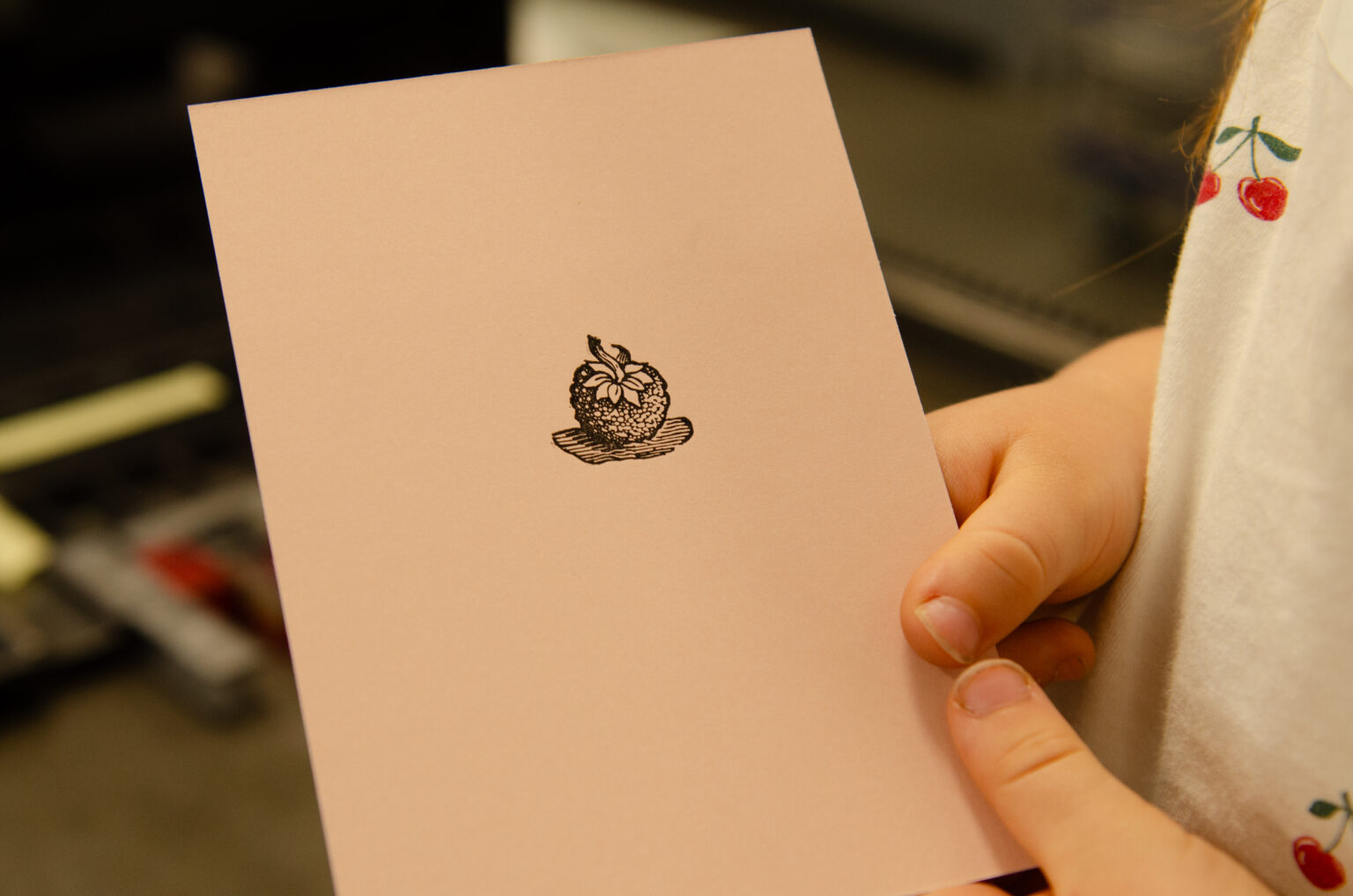 Kartka z małą grafiką w dziecięcych rekach