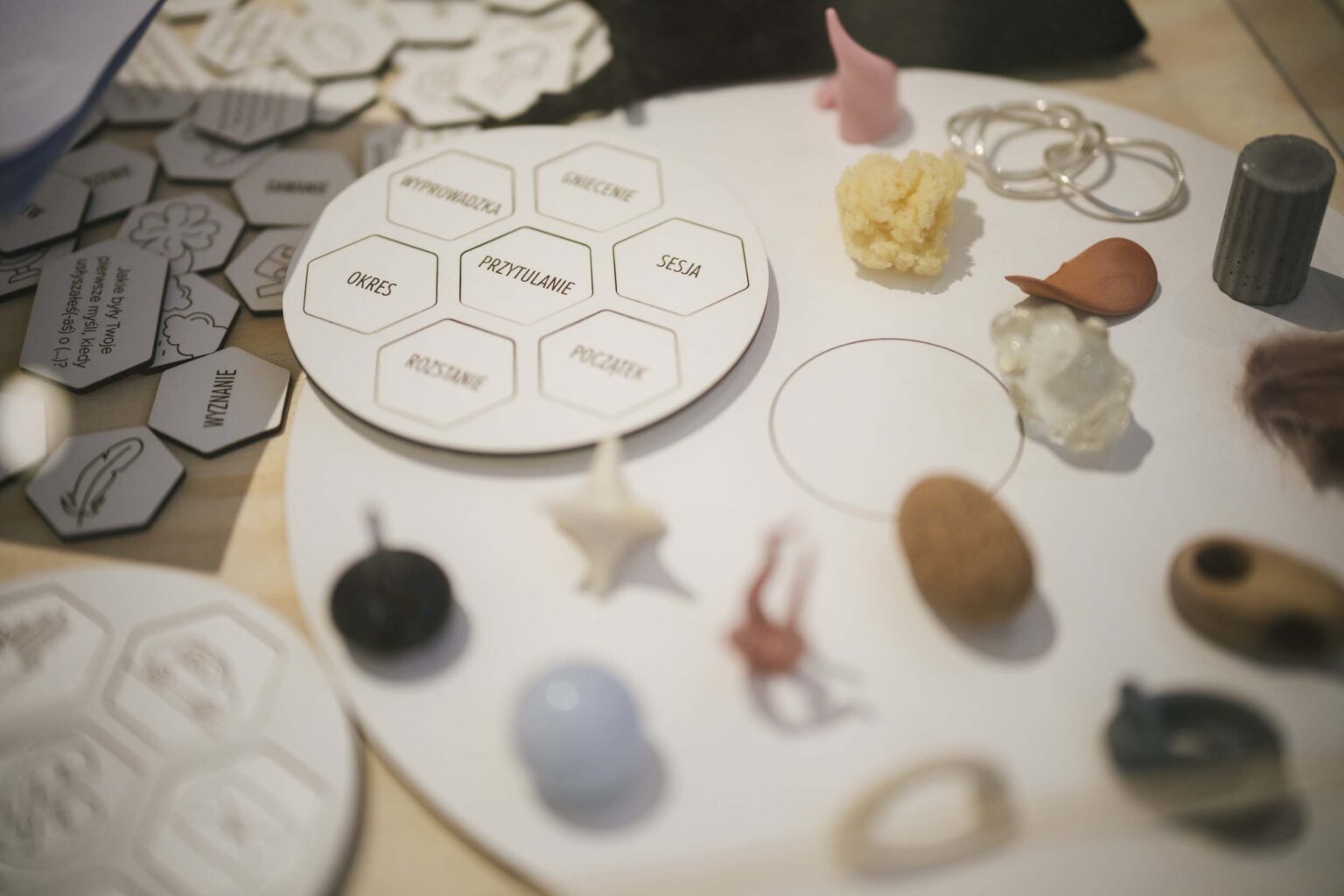 Widok stołu z przedmiotami do gry