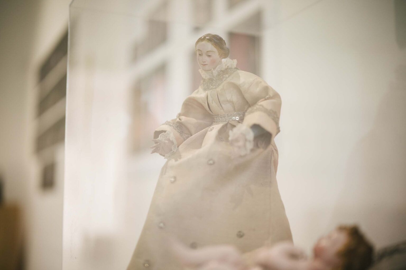 figurka, ujęcie od dołu, okno w tle