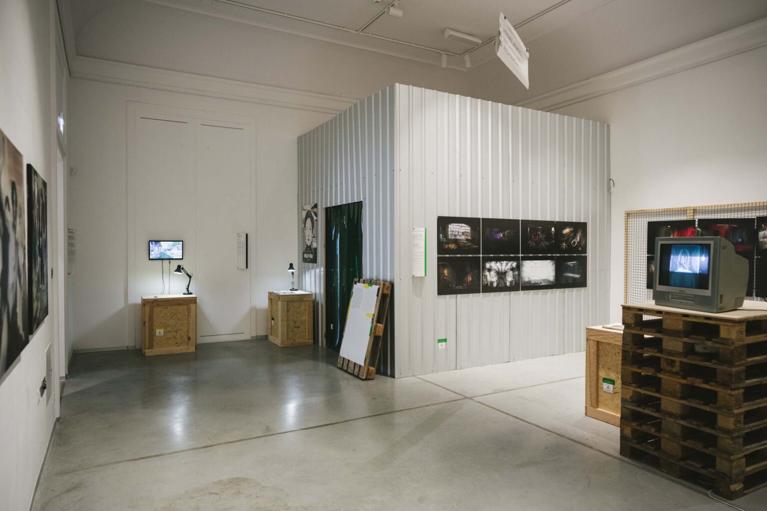 prace wyeksponowana na dużym kubiku z blachy falistej