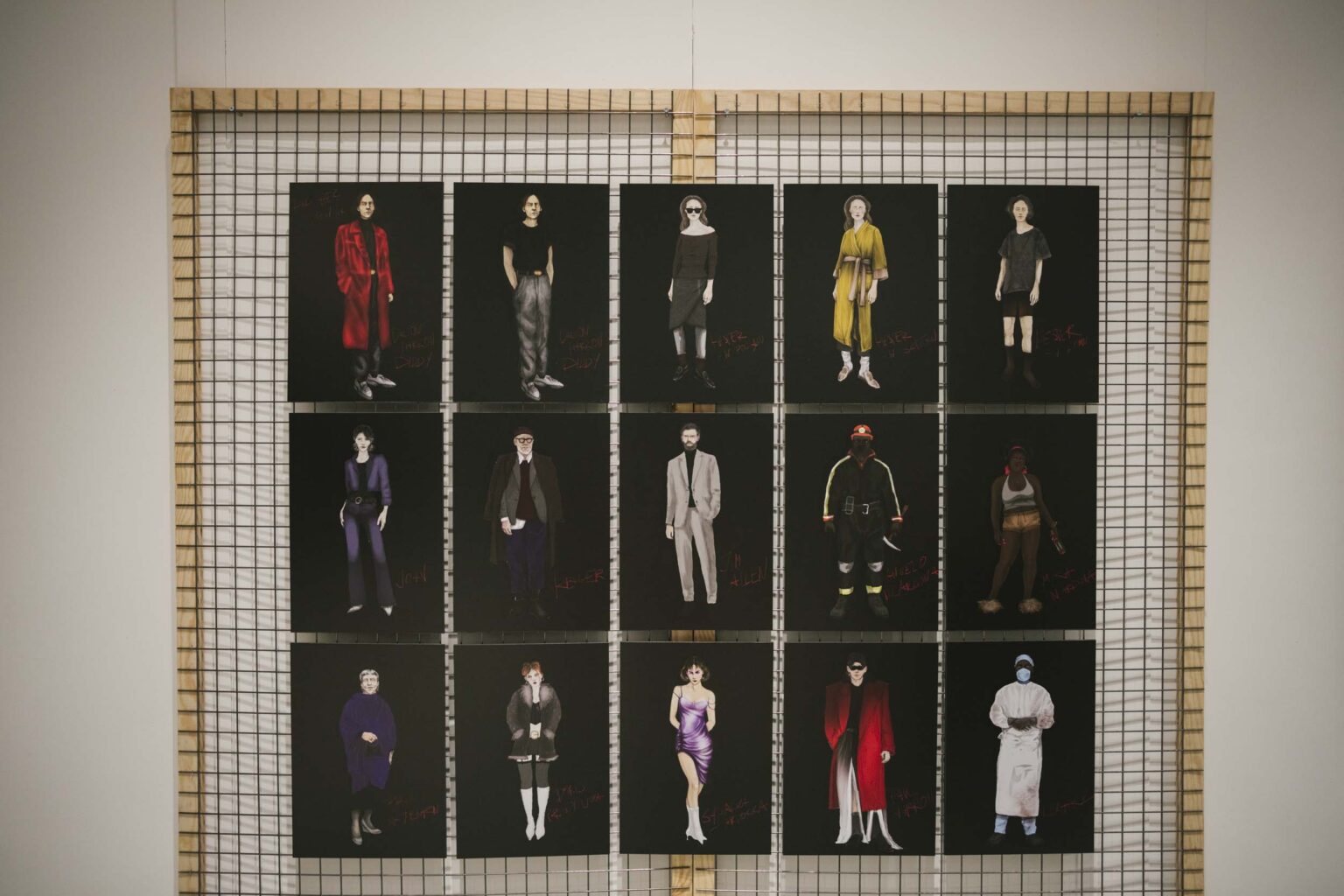 kilkanascie sylwetek na czarnym tle