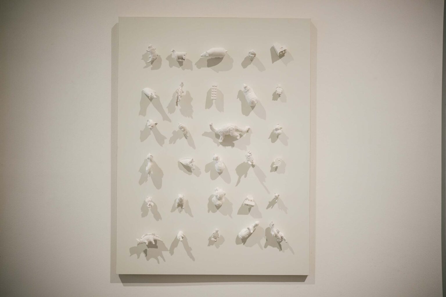 Biała tablica z wypukłymi figurkami zwierząt w białym kolorze