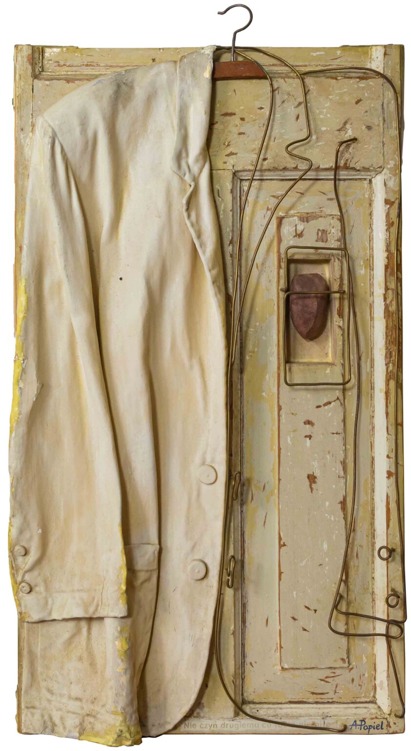 praca przestrzenna - jasna marynarka z kamienieniem w kieszonce na wysokości serca