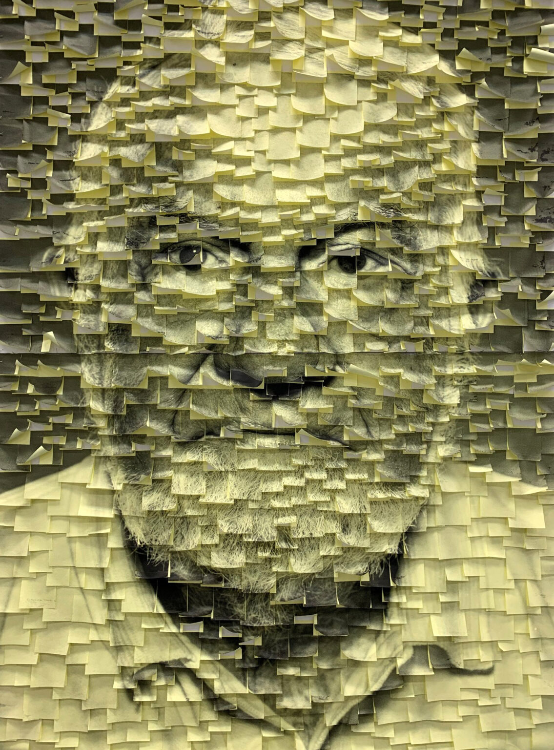 portret głowy mężczyzny z brodą wykonany z samoprzylepnych karteczek